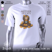 Футболка мати котів білого кольору, зображена з фронтального ракурсу на манекені, фон градієнтний сірий, принт з малюнком дівчини на троні з котами, напис 'MOTHER OF CATS' зверху.