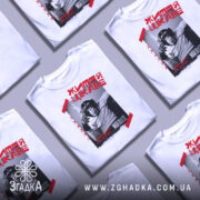 Футболка мавпа життя цікаве. Білі футболки, складені в купу, з принтом чорного мавпи, що курить. На фоні світло-сірого кольору, з червоними смужками та текстом.