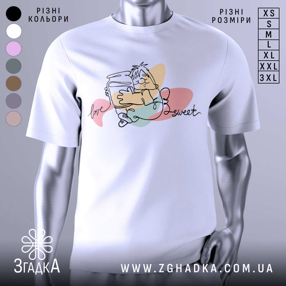 Футболка медовий настрій, біла, зображена з фронтального ракурсу, на фоні світло-сірого кольору, принт з малюнком персонажа, що тримає банку з медом, з написом 'love sweet' у стилі лінійного малюнка.