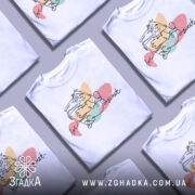 Футболка медовий настрій, біла, зображена з фронтального ракурсу, на фоні світло-сірого кольору, принт з малюнком персонажа, що тримає банку з медом, з написом 'love sweet' у стилі лінійного малюнка.