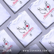 Футболка медсестра білого кольору, зображена на манекені з правого боку, фон світло-сірий, принт з малюнком медсестри та написом 'Медсестра' червоного кольору.