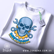 Футболка механік — чорна футболка, крупний план принта, студійне освітлення.