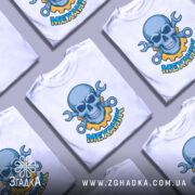 Футболка механік — кілька складених футболок, композиція на столі.