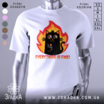 Футболка Мем Кіт білого кольору, зображена з правого ракурсу на манекені, фон світло-сірий, принт з веселим чорним котом на фоні вогню, текст "EVERYTHING IS FINE!" під котом.