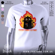 Футболка Мем Кіт білого кольору, зображена з правого ракурсу на манекені, фон світло-сірий, принт з веселим чорним котом на фоні вогню, текст "EVERYTHING IS FINE!" під котом.