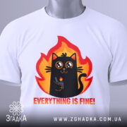 Футболка Мем Кіт білого кольору, зображена зверху, фон світло-сірий, принт з чорним котом у вогняному обрамленні, текст "EVERYTHING IS FINE!" під котом, на комірці видно етикетку.