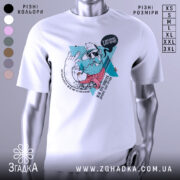 Футболка мій лук: біла футболка з принтом, зображенням бородатого чоловіка в капелюсі, який показує жест 'рок', фон світлий, принт яскравий з елементами графіки.