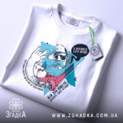 Футболка мій лук: біла футболка, зображена зверху, принт з бородатим чоловіком у капелюсі та окулярах, деталі принта яскраві, з зеленим ярликом на комірці.