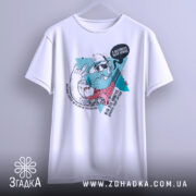 Футболка мій лук: біла футболка, зображена спереду, принт з бородатим чоловіком у капелюсі, фон світлий, принт кольоровий з графічними елементами.