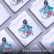 Футболка мій лук: біла футболка з принтом, зображенням бородатого чоловіка в капелюсі, який показує жест 'рок', фон світлий, принт яскравий з елементами графіки.