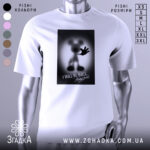 Футболка міккі повертається, біла, зображена на манекені, фон світло-сірий, принт з силуетом міккі мауса з піднятою рукою та написом "I WILL BE BACK...".