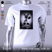 Футболка міккі повертається, біла, зображена на манекені, фон світло-сірий, принт з силуетом міккі мауса з піднятою рукою та написом "I WILL BE BACK...".