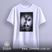 Футболка міккі повертається, біла, підвішена на вішалці, фон світло-сірий, принт з силуетом міккі мауса з піднятою рукою та написом "I WILL BE BACK...", видно деталі крою.