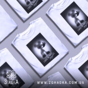 Футболка міккі повертається, біла, зображена на манекені, фон світло-сірий, принт з силуетом міккі мауса з піднятою рукою та написом "I WILL BE BACK...".