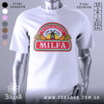Футболка мілфа заснована білого кольору, зображена з фронтального ракурсу на манекені, фон нейтральний, принт містить текст 'MILFA' та ілюстрацію вітряка з колоссям і мішками.