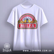 Футболка мілфа заснована білого кольору, зображена з фронтального ракурсу на вішалці, фон світло-сірий, принт містить текст 'MILFA' та ілюстрацію вітряка з колоссям.