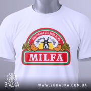 Футболка мілфа заснована білого кольору, зображена в складеному вигляді, фон світлий, принт на футболці включає текст 'MILFA' та малюнок вітряка, прикріплена бірка з зеленим шнурком.