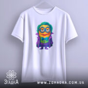 Футболка міньйон злодій джокер, біла, підвішена на вішалці, фон градієнтний сірий, принт з міньйоном у фіолетовому пальто, з зеленим волоссям та окулярами.