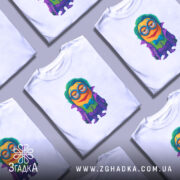 Футболка міньйон злодій джокер, біла, зображена на манекені, фон градієнтний сірий, принт з яскравим міньйоном у фіолетовому пальто з зеленим волоссям і окулярами.