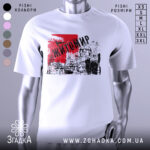 Футболка місто Житомир, біла, зображена на манекені, фон світло-сірий, принт містить червоний фон з написом 'Житомир' та графічним зображенням архітектури.