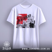 Футболка місто Житомир, біла, підвішена на вішалці, фон світло-сірий, принт червоного кольору з написом 'Житомир' та деталями архітектури.