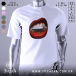 Футболка модна провокація, біла, зображена на манекені з блискучою поверхнею, фон світло-сірий, принт з червоними губами та золотими зубами, деталі з діамантом на одному з зубів.