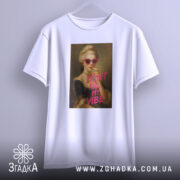 Футболка модний арт, біла, підвішена на вішалці, фон світло-сірий, принт з портретом жінки в рожевих окулярах, напис 'DON'T KILL MY VIBE' яскраво-рожевого кольору.