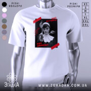 Футболка мої думки зайоби. Біла футболка на манекені, з принтом на чорному фоні, де зображена жінка в чорному вбранні з пістолетом. На принті червоні написи 'Мої думки' та 'Мої зайоби'. Фон світло-сірий, футболка має короткі рукави.