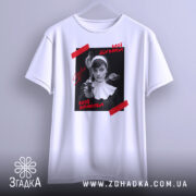 Футболка мої думки зайоби. Біла футболка на світло-сірому фоні, з принтом на чорному фоні, де зображена жінка з пістолетом. На принті червоні написи 'Мої думки' та 'Мої зайоби'. Футболка має короткі рукави.