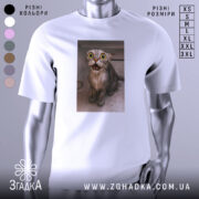 Футболка мокрий кіт, біла, зображення мокрого кота з великими очима на принті, ракурс спереду, фон нейтральний, простий, без деталей.