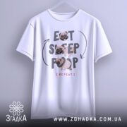 Футболка мопс ритуал, біла, підвішена на вішалці, фон світло-сірий, принт з текстом 'EAT SLEEP POOP (REPEAT)' та малюнками мопсів, деталі принта чіткі та яскраві.