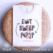 Футболка мопс ритуал, біла, складена на плетеній основі, фон світло-сірий, принт з текстом 'EAT SLEEP POOP (REPEAT)' та малюнками мопсів, виглядає акуратно та стильно.