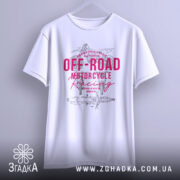 Футболка Мотокрос Гонки білого кольору, зображена з фронтального ракурсу на вішалці, фон світлий, принт червоного кольору з текстом "OFF-ROAD MOTORCYCLE Racing" та ілюстрацією мотоцикла.