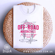 Футболка Мотокрос Гонки білого кольору, складена на плетеній основі, фон світлий, принт червоного кольору з текстом "OFF-ROAD MOTORCYCLE Racing" та ілюстрацією мотоцикла.