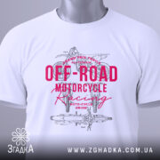 Футболка Мотокрос Гонки білого кольору, складена на поверхні, фон світлий, принт червоного кольору з текстом "OFF-ROAD MOTORCYCLE Racing" та ілюстрацією мотоцикла, на футболці є етикетка з зеленим шнурком.