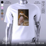 Футболка мотивуюча дівчина, біла, зображена на манекені, фон нейтральний, принт з дівчиною в традиційному вбранні, текст на українській мові: 'Чого тут думати? Треба робити!'.