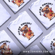 Футболка може винця білого кольору, зображена на манекені з бокового ракурсу, фон світло-сірий, принт з мультяшним собакою, що тримає келих і пляшку з написом.