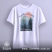 Футболка мозок в Карпатах, біла, зображена на нейтральному фоні, принт з горами, лісом і сонцем, текст зверху: 'Не добивай метті мозок', внизу: 'віт в карпатах...'.