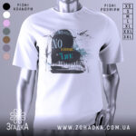 Футболка музичний дизайн, біла, зображена на манекені, фон світло-сірий, принт з написом 'NO MUSIC NO LIFE' у чорному та блакитному кольорах, з елементами нот та піаніно.