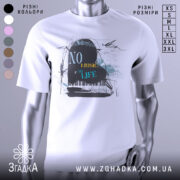 Футболка музичний дизайн, біла, зображена на манекені, фон світло-сірий, принт з написом 'NO MUSIC NO LIFE' у чорному та блакитному кольорах, з елементами нот та піаніно.