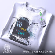 Футболка музичний дизайн, біла, складена на поверхні, фон світло-сірий, принт з написом 'NO MUSIC NO LIFE' у чорному та блакитному кольорах, з елементами нот, на футболці є етикетка з зеленим шнурком.