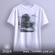 Футболка музичний дизайн, біла, підвішена на вішалці, фон світло-сірий, принт з написом 'NO MUSIC NO LIFE' у чорному та блакитному кольорах, з елементами нот та піаніно.