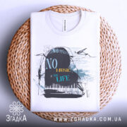 Футболка музичний дизайн, біла, складена на плетеній основі, фон білий, принт з написом 'NO MUSIC NO LIFE' у чорному та блакитному кольорах, з елементами нот.