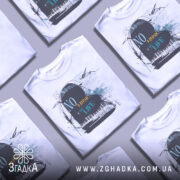 Футболка музичний дизайн, біла, зображена на манекені, фон світло-сірий, принт з написом 'NO MUSIC NO LIFE' у чорному та блакитному кольорах, з елементами нот та піаніно.