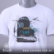 Футболка музичний дизайн, біла, складена на поверхні, фон світло-сірий, принт з написом 'NO MUSIC NO LIFE' у чорному та блакитному кольорах, з елементами нот, на футболці є етикетка з зеленим шнурком.