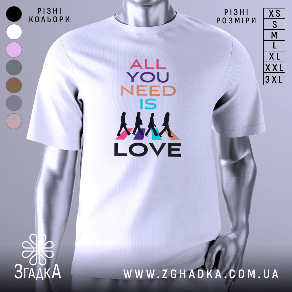 Futbolka Muzyka Sertsia Styl Iz Melodiieiu 1 Футболка музика серця. Біла футболка з коротким рукавом, зображена на манекені, фон світло-сірий. Принт містить текст 'ALL YOU NEED IS LOVE' у різних кольорах, а також силуети людей, що йдуть, на кольорових трикутниках.