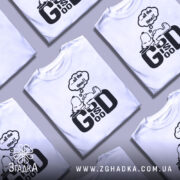 Футболка мир серце біла, зображена на манекені, фон світло-сірий, принт чорний з персонажем, що лежить, та текстом '...all the time!!'.