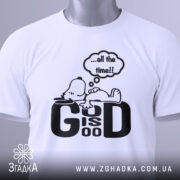 Футболка мир серце біла, зображена на столі, фон світло-сірий, принт чорний з персонажем, що лежить, та текстом '...all the time!!', з етикеткою зеленого кольору.