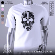 Футболка мисливець дух, біла, зображена на манекені з правого боку, фон світло-сірий, принт чорного кольору з черепом та написом 'HUNTING MY HOBBY'.
