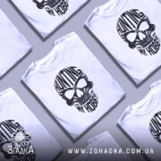 Футболка мисливець дух, біла, зображена на манекені з правого боку, фон світло-сірий, принт чорного кольору з черепом та написом 'HUNTING MY HOBBY'.